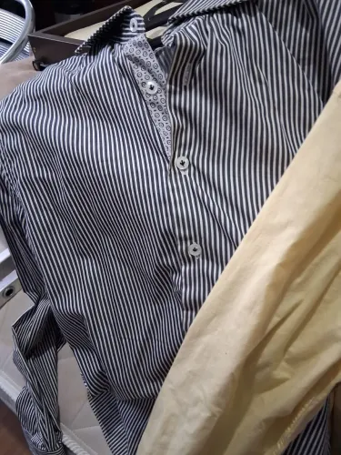 Vendo Camisas e Calças Carmim em ótimo Estado!