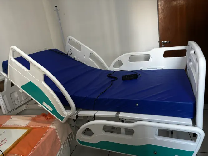 Cama hospitalar motorizada, colchão e suporte.