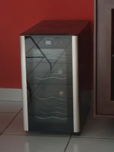 Adega Eletrolux 8 Garrafas (Liga mas não gela)