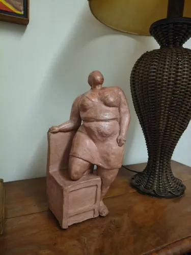Escultura de mulher em barro