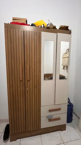 Vende-se guarda roupa e cômoda no precinho