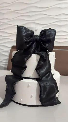Bolo fake laço preto