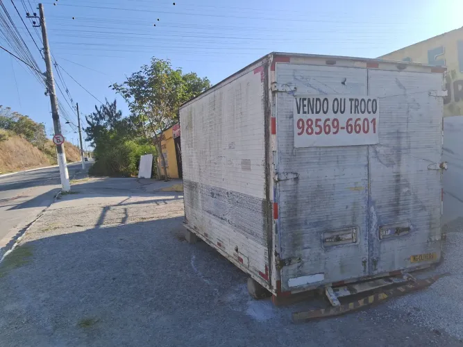 Baú de caminhão pequeno