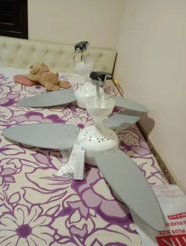 2 Ventilador de teto a controle remoto nunca usado,300 os dois a vista ou no cartão..