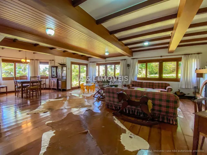 Casa em Campos do Jordão | 3.200 m², Caseiro e Pronta para Uso