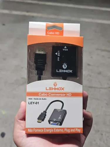Adaptador VGA pra HDMI.