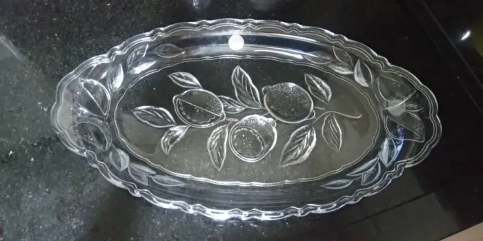Travessa em cristal Soga com detalhes de frutas. Anos 90.
