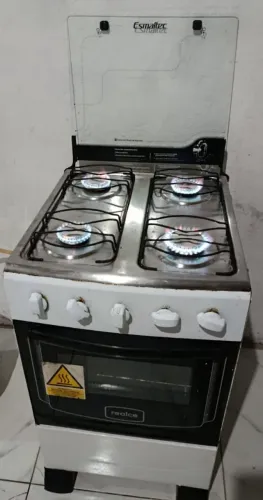fogão todo bom , funciona às 4 bocas e o forno