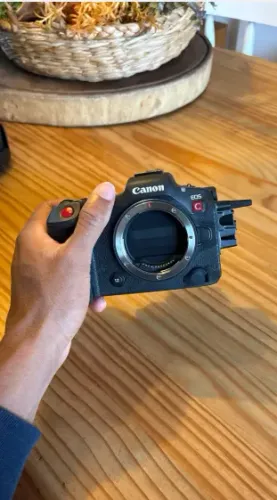 Canon EOS R5 C - Cinema 8K + 2 Baterias LP-E6P (Nativa RF) - Impecável