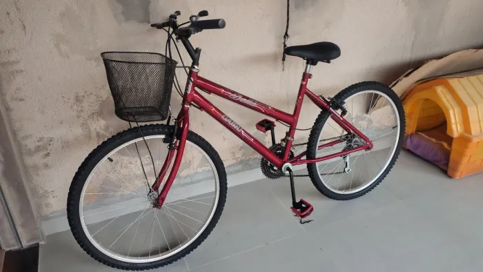 Vendo bicicleta aro 26, com cestinha.