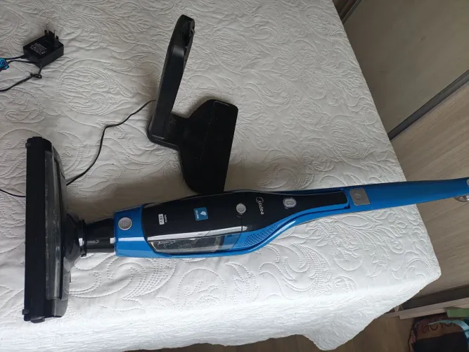 Aspirador de pó Midea sem fio.