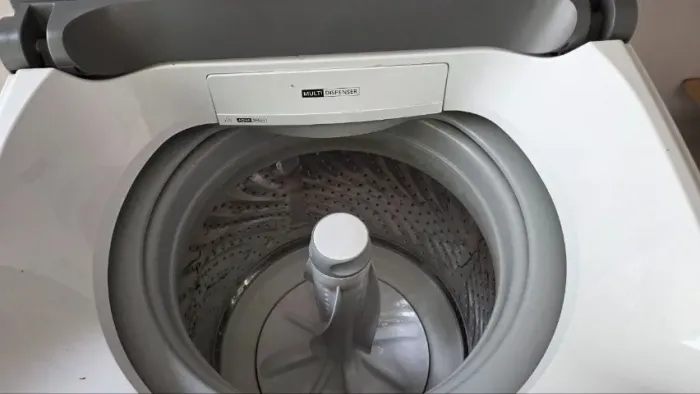 Máquina de lavar roupas Brastemp, 12kg, vasando óleo