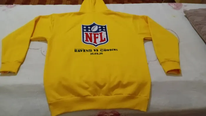 Vendo casaco e boné da NFL.