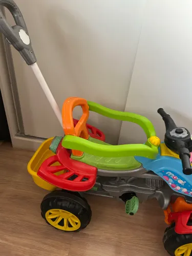 Carrinho De Passeio Infantil com Pedal e Empurrador Quadriciclo Colorido