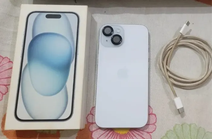 iPhone 15 Azul Claro 128GB + Cabo Original e Brindes (Fonte e Capinhas)
