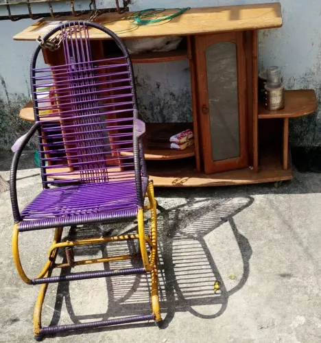 Cadeira de balanço e um rack