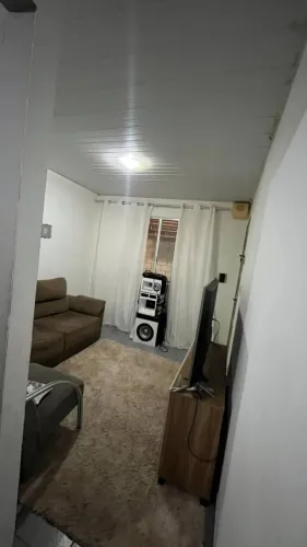 CASA EM RUA PÚBLICA NA ARUANA