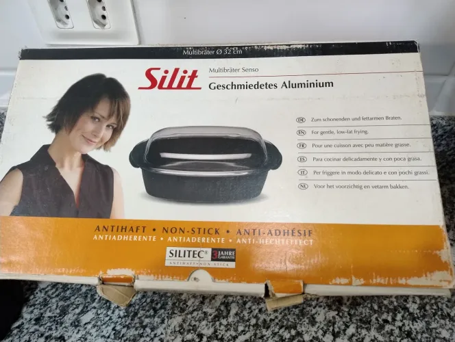 Panela de alumínio revestida de tefal e tampa em vidro.