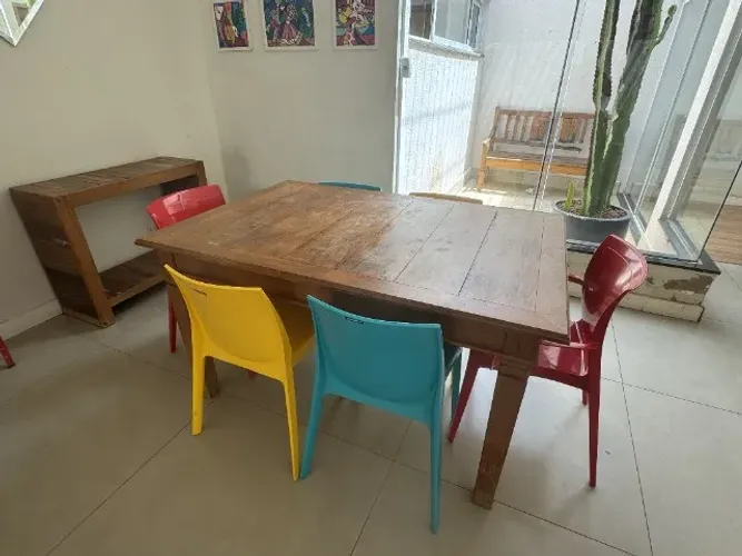 Mesa de Madeira de Demolição 1,60m + 6 Cadeiras Tramontina Coloridas - Estilo Rústico Mode