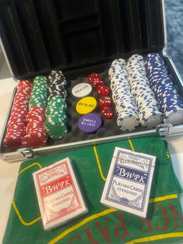 Maleta de Poker 300 fichas + 2 baralhos + dados Profissional