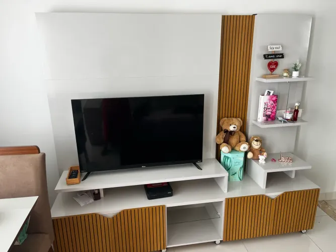 Estante Home Cross Para Sala Tv Até 55 Ripado 2,10m Lukaliam Cor Off White Perolizado