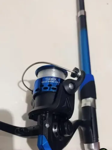 Vara de pescar com molinete nova