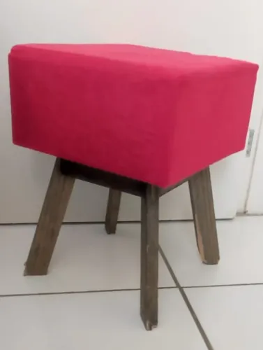 Kit 4 Banquinhos Estofados Suede Vermelho com Pés de Madeira