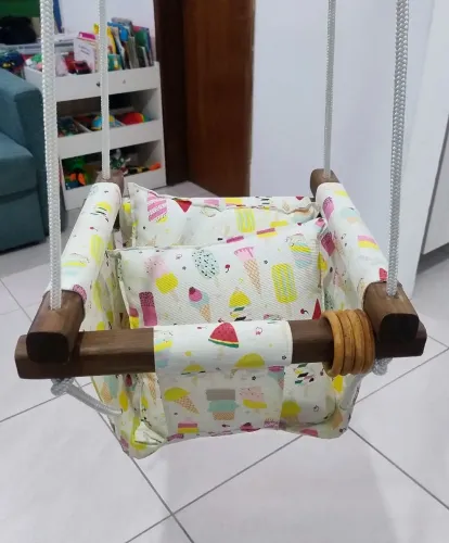 Vendo Balanço de Madeira e Tecido em ótimo estado.