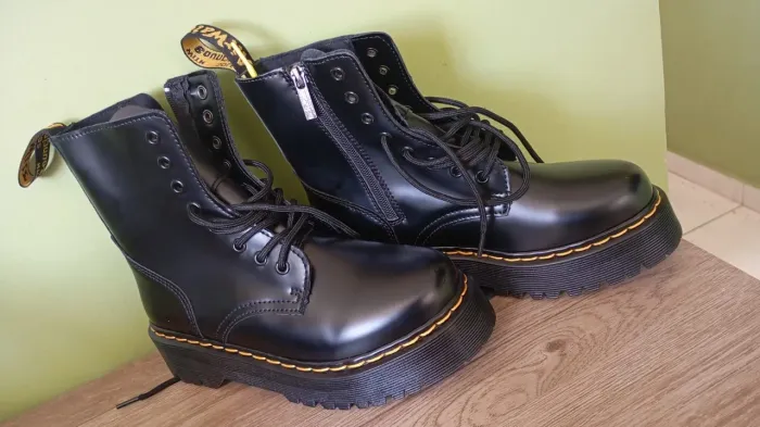 Bota Dr Martens - Tamanho BR 37 EU 39
