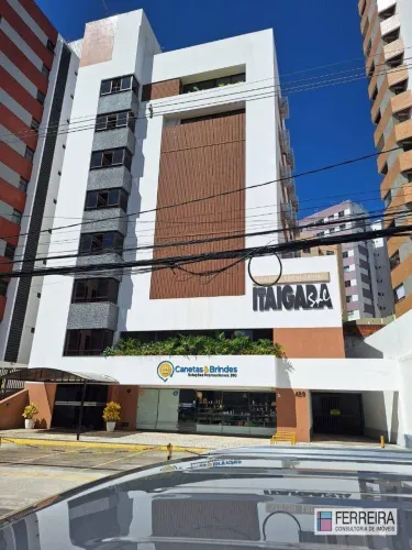Sala servindo para consultório odontológico decorada com armários.