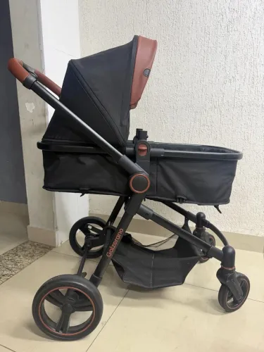 Carrinho de passeio Moisés tecido preto e couro marrom estado de novo