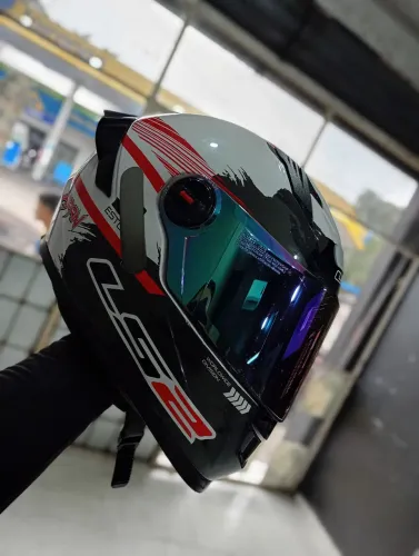 Vendo capacete LS2, bom em estado de novo, N58, forro ótimo, valor 550, troco em LS2 n60