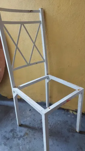 Cadeira de ferro sem assento 