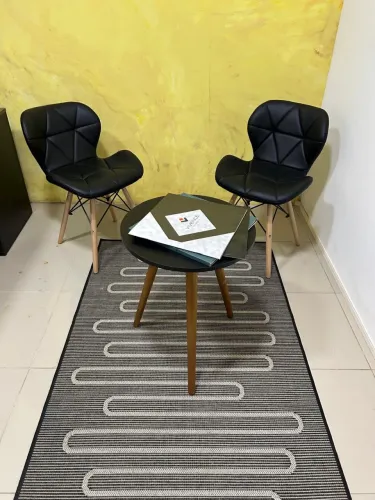 Conjunto de cadeiras e mesa