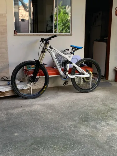 Bicicleta Trust Myth Downhill