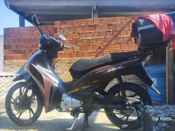 acc troca Honda Biz 125i Ex marrom flexOne 21/22 + baú Givi 27l/alarme/docs 27recib branco