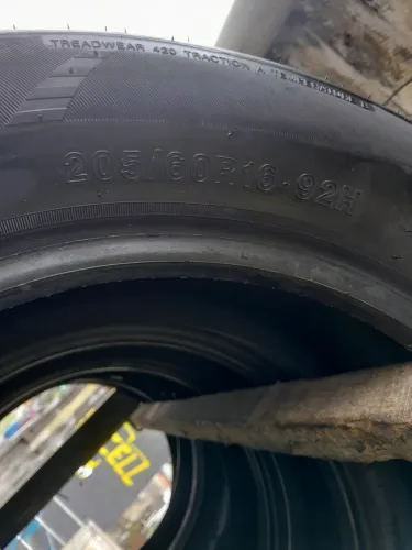 Pneus 205/60r16 em estado de novo.