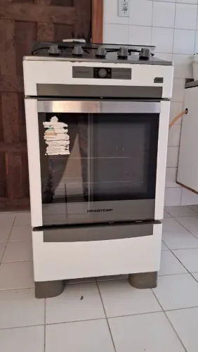 Vendo fogão Brastemp, 4 bocas, acendimento automático, iluminação interna do forno.