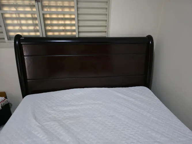 Cama de casal com colchão.