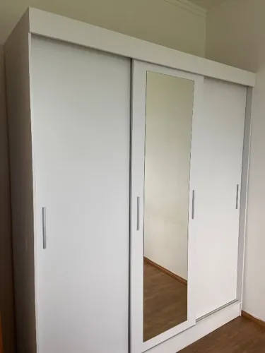Guarda roupa com espelho