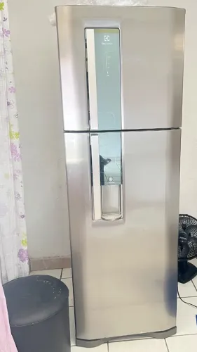 Geladeira Eletrolux inox com dispenser