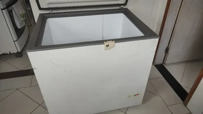 Freezer horizontal Consul 309 litros com defeito 