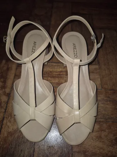 Sandalia Arezzo Bege tamanho 35