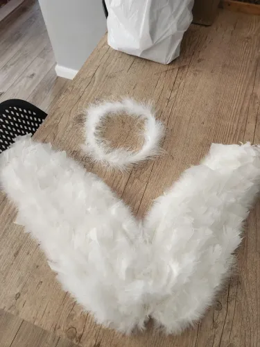 Asa de anjo branca com aureola
