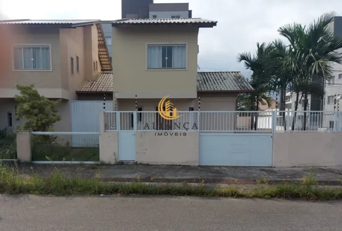 Sobrado com 3 dormitórios e quintal na Nova Palhoça