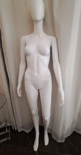 VENDO MANEQUIM SEMI NOVO
