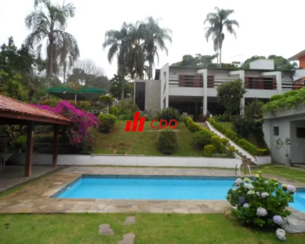 Linda Casa no Condomínio Chácara da Lagoa em Itapecerica com 4 dormitórios 570 área constr