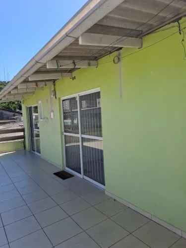 Alugo kitinet mobiliada no centro de Itajai, SOMENTE UMA PESSOA. 400 metros da Univali.