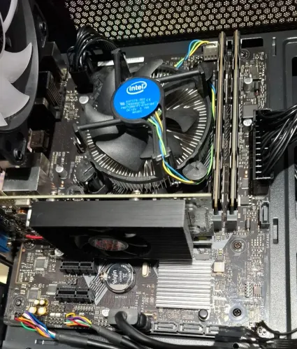 Kit i3 9100F + Asus H310M + 8GB DDR4 + GT 610 2GB