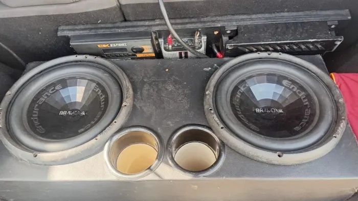 Vende-se caixa com 2 Bravox de 800rms aceito proposta